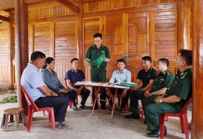 Đồn Biên phòng Pa Tần phối hợp với cấp ủy, chính quyền xã Pa Tần, trưởng bản, Bí thư chi bộ bản Pho 2 triển khai các Nghị quyết trong việc xây dựng Đảng và giúp dân phát triển kinh tế.