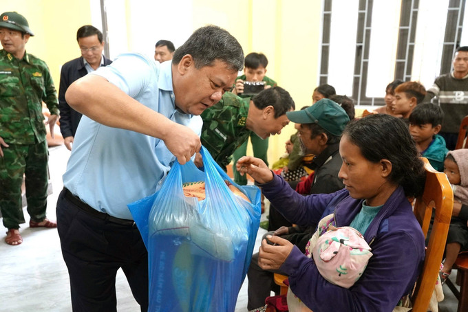 Chủ tịch UBND tỉnh Quảng Trị Trần Phong tặng quà, động viên đồng bào Rục ở xã Kim Phú sớm vượt qua khó khăn do mưa lũ. Ảnh: TTXVN phát