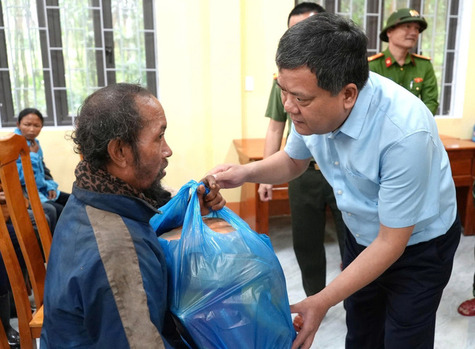 Chủ tịch UBND tỉnh Quảng Trị Trần Phong tặng quà, động viên đồng bào Rục ở xã Kim Phú sớm vượt qua khó khăn do mưa lũ. Ảnh: TTXVN phát