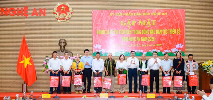 Lãnh đạo tỉnh Nghệ An tặng quà các đại biểu là người có uy tín tiêu biểu.
