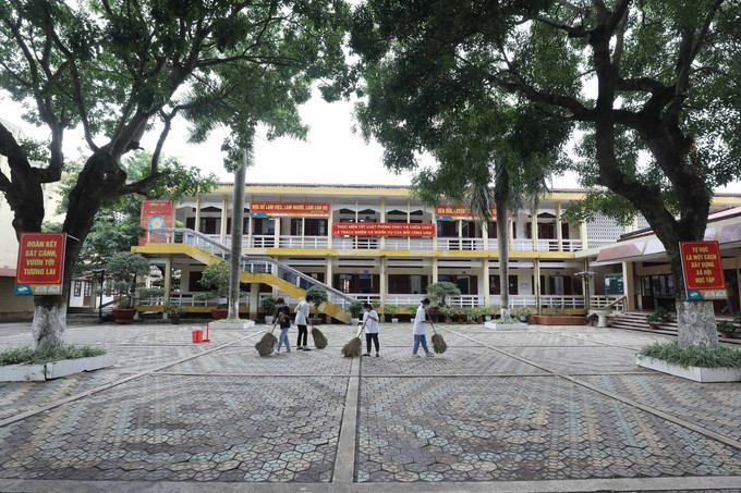 Học sinh Trường Trung học Phổ thông Dân tộc nội trú tỉnh Lạng Sơn quét dọn trường (ảnh minh họa). truong-noi-tru-06102025-01a.jpg