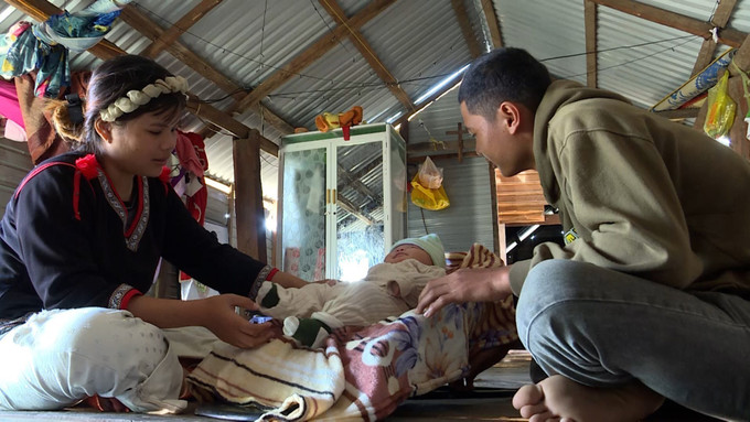 Niềm hạnh phúc của vợ chồng anh Siu Rin trong căn nhà mới tại khu tái định cư xã Pờ Tó, tỉnh Gia Lai.