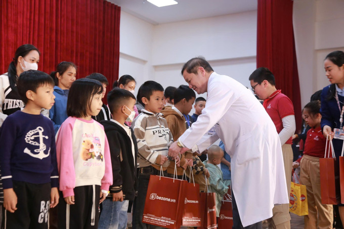 Các bác sĩ bệnh viện Ung bứu Nghệ An tặng quà cho các bệnh nhân. Ảnh: Trịnh Duy Hưng/TTXVN