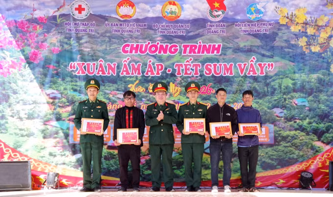 Những suất quà ý nghĩa được trao tặng tại chương trình. Ảnh: TTXVN phát