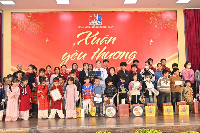 Các nhà hảo tâm tặng quà cho các bệnh nhân. Ảnh: Trịnh Duy Hưng/TTXVN