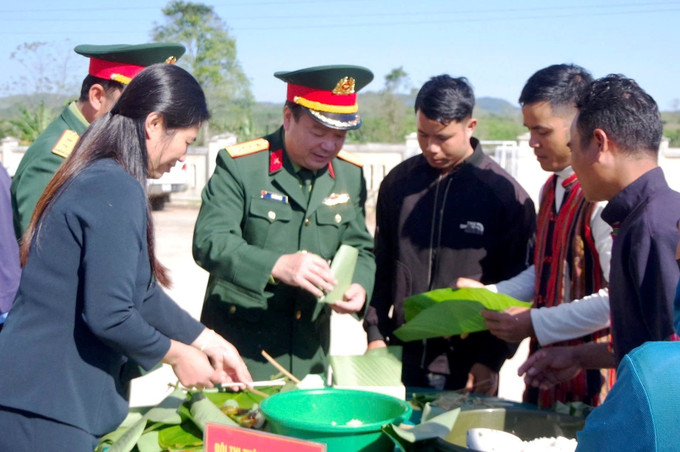 Không khí Tết đến Xuân về rộn ràng hơn qua hội thi gói bánh chưng xanh. Ảnh: TTXVN phát