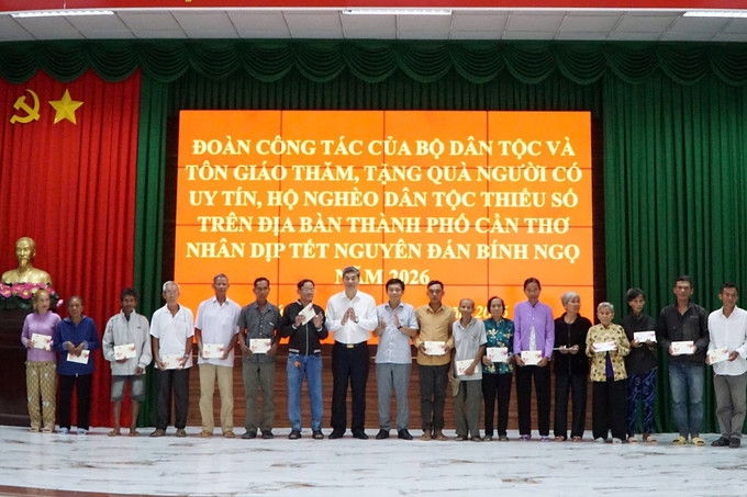 Thứ trưởng Bộ Dân tộc và Tôn giáo Y Vinh Tơr cùng lãnh đạo Sở Dân tộc và Tôn giáo thành phố Cần Thơ trao quà cho đồng bào dân tộc thiểu số có hoàn cảnh khó khăn tại xã Phú Tâm. Ảnh: TTXVN phát