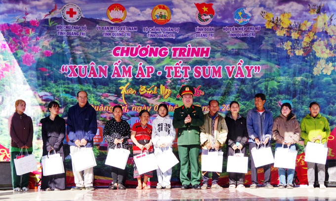 Những phần quà ý nghĩa góp phần chia sẻ khó khăn, lan tỏa không khí Xuân mới đến với đồng bào nhân dân khu vực biên giới A Dơi. Ảnh: TTXVN phát