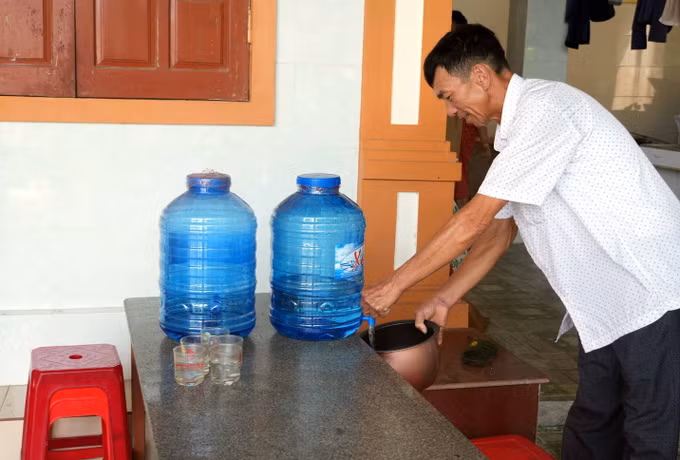 Nhiều hộ dân xã Tân Gianh (Quảng Trị) phải mua thêm nước sạch mỗi tháng từ 800 ngàn đến 1 triệu đồng để phục vụ nhu cầu ăn uống trong mùa nắng nóng.