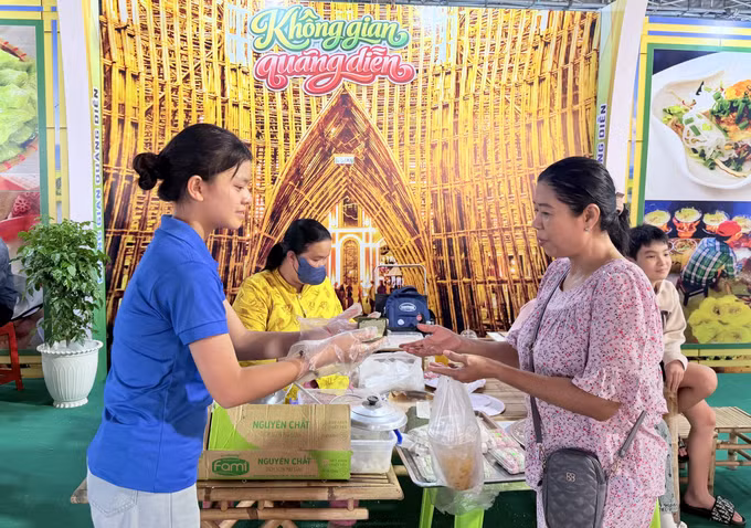 Người dân thích thú nhận bánh rây miễn phí do các nghệ nhân Khmer chế biến.