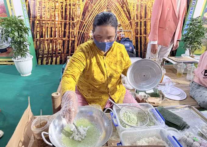 Nghệ nhân Khmer trình diễn chế biến bánh rây tại Ngày hội Bánh dân gian Nam Bộ - An Giang 2026.