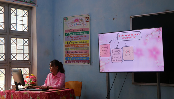 Năm học mới 2025-2026, ngành Giáo dục tỉnh Quảng Ngãi ứng dụng công nghệ thông tin và chuyển đổi số để các môn thiếu giáo viên sẽ dạy liên trường qua hệ thống trực tuyến. Năm học mới 2025-2026, ngành Giáo dục tỉnh Quảng Ngãi ứng dụng công nghệ thông tin và chuyển đổi số để các môn thiếu giáo viên sẽ dạy liên trường qua hệ thống trực tuyến.