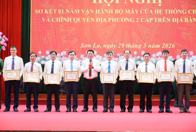 Các đảng viên có thành tích xuất sắc được tặng Bằng khen của Ban Thường vụ Tỉnh ủy Sơn La.