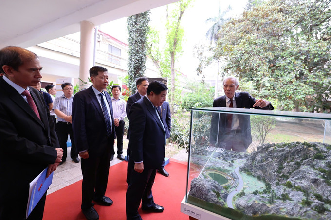 Phó Thủ tướng Nguyễn Chí Dũng cùng lãnh đạo Viện Hàn lâm Khoa học và Công nghệ Việt Nam tham quan mô hình “Hồ treo thu trữ nước vách núi" ở Hà Giang. ho-treo-02062025-01.jpg