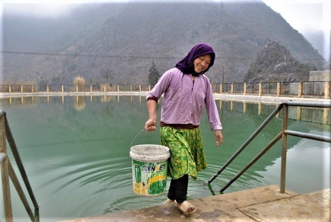 Người dân lấy nước tại hồ treo xã Sảng Tủng (Hà Giang). Người dân lấy nước tại hồ treo xã Sảng Tủng (Hà Giang).