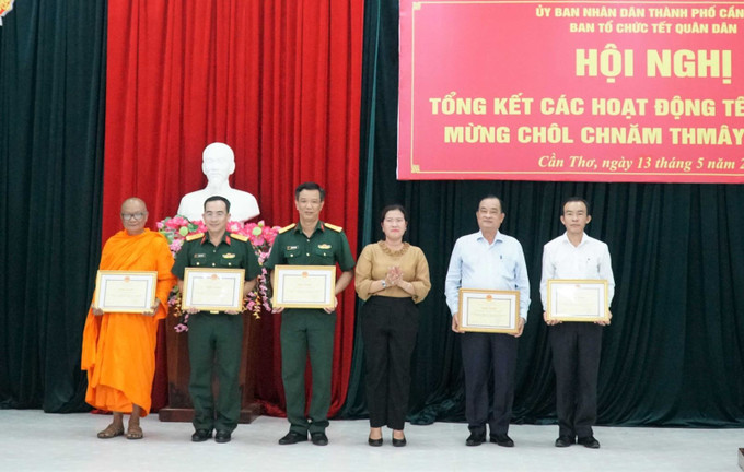 Phó Chủ tịch UBND thành phố Cần Thơ Nguyễn Thị Ngọc Điệp trao Bằng khen của UBND thành phố cho các tập thể, cá nhân. Ảnh: Thanh Liêm/TTXVN Phó Chủ tịch UBND thành phố Cần Thơ Nguyễn Thị Ngọc Điệp trao Bằng khen của UBND thành phố cho các tập thể, cá nhân. Ảnh: Thanh Liêm/TTXVN
