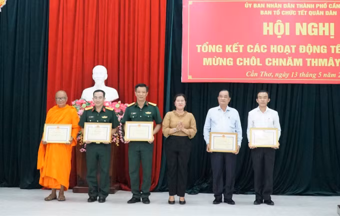 Phó Chủ tịch UBND thành phố Cần Thơ Nguyễn Thị Ngọc Điệp trao Bằng khen của UBND thành phố cho các tập thể, cá nhân. Ảnh: Thanh Liêm/TTXVN