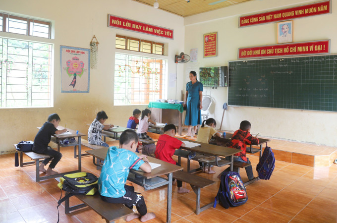 Lớp học của cô giáo Kha Thị Minh, Điểm trường Tiểu học bản Na Ngân thuộc Trường Phổ thông dân tộc bán trú Tiểu học Nga My (tỉnh Nghệ An), có 8 học sinh lớp 1. Ảnh: Xuân Tiến - TTXVN