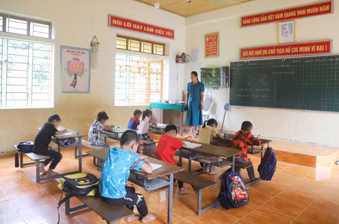 Lớp học của cô giáo Kha Thị Minh, Điểm trường Tiểu học bản Na Ngân thuộc Trường Phổ thông dân tộc bán trú Tiểu học Nga My (tỉnh Nghệ An), có 8 học sinh lớp 1. Ảnh: Xuân Tiến - TTXVN