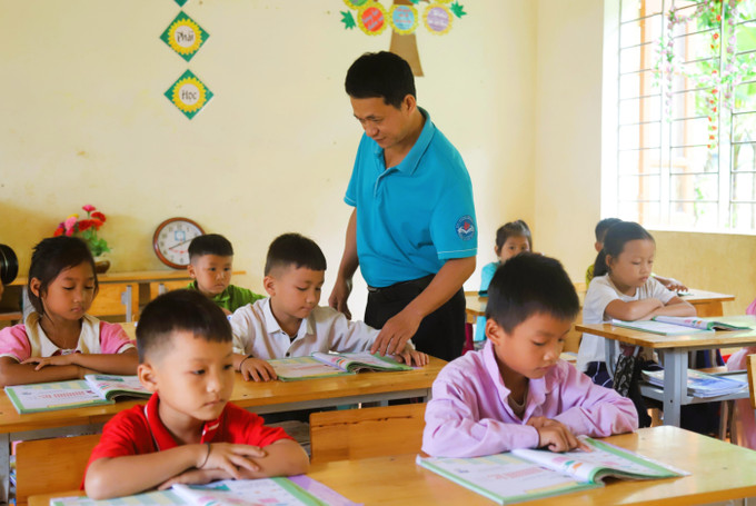 Thầy Phan Ngọc Khánh, giáo viên Điểm trường Tiểu học bản Na Ngân (thuộc Trường Phổ thông dân tộc bán trú Tiểu học Nga My, tỉnh Nghệ An) trong giờ lên lớp. Ảnh: Xuân Tiến - TTXVN