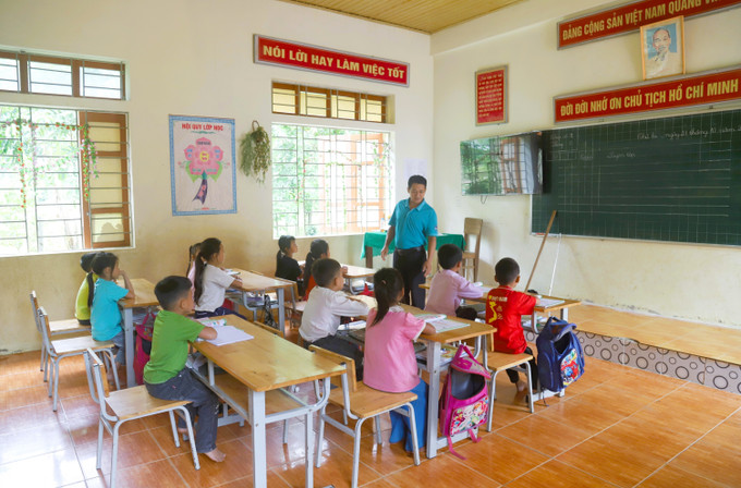 Thầy giáo Phan Ngọc Khánh trong giờ lên lớp ở Điểm trường Tiểu học bản Na Ngân thuộc Trường Phổ thông dân tộc bán trú Tiểu học Nga My (tỉnh Nghệ An). Ảnh: Xuân Tiến - TTXVN