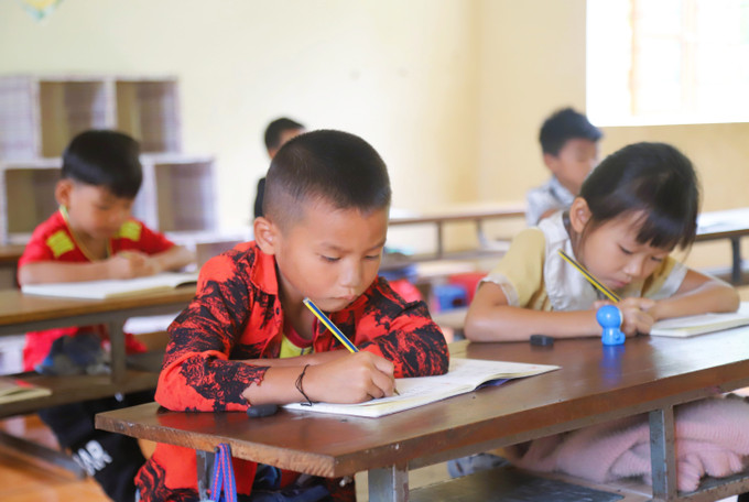 Học sinh lớp 1 của Điểm trường Tiểu học bản Na Ngân thuộc Trường Phổ thông dân tộc bán trú Tiểu học Nga My (tỉnh Nghệ An) trong giờ tập viết. Ảnh: Xuân Tiến - TTXVN