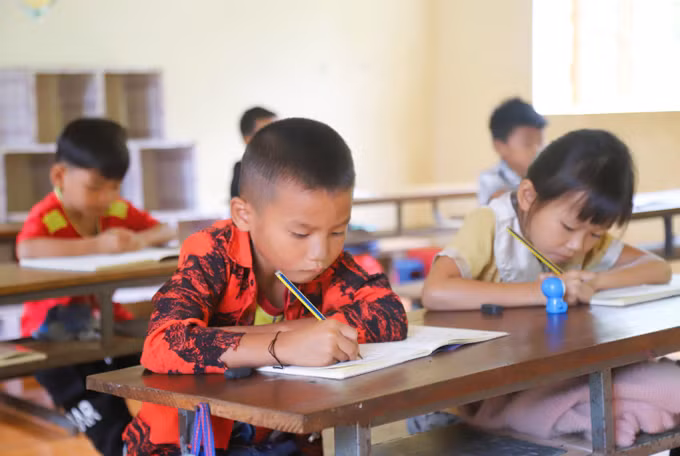 Học sinh lớp 1 của Điểm trường Tiểu học bản Na Ngân thuộc Trường Phổ thông dân tộc bán trú Tiểu học Nga My (tỉnh Nghệ An) trong giờ tập viết. Ảnh: Xuân Tiến - TTXVN