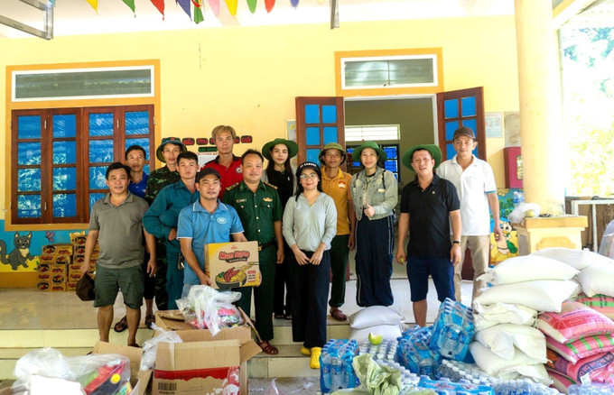 Các suất quà thiết thực của các đơn vị, đoàn thiện nguyện kịp thời trao đến tay bà con nhân dân vùng lũ Nghệ An. Ảnh: TTXVN phát Các suất quà thiết thực của các đơn vị, đoàn thiện nguyện kịp thời trao đến tay bà con nhân dân vùng lũ Nghệ An. Ảnh: TTXVN phát