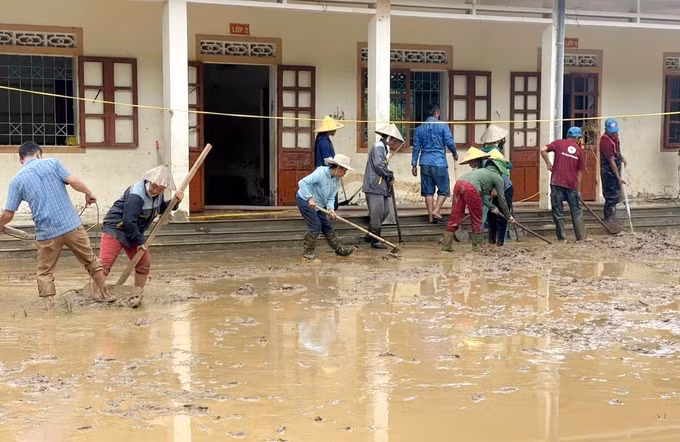Đội ứng phó Thiên tai &amp; Thảm họa Lệ Thủy và Nhóm Thiện nguyện Lệ Thủy (tỉnh Quảng Trị) hỗ trợ người dân vùng lũ Nghệ An khắc phục hậu quả sau mưa lũ. Ảnh: TTXVN phát