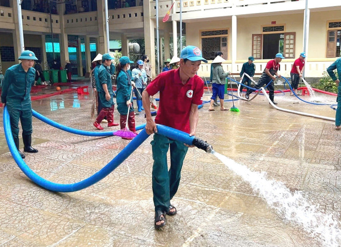 Đội ứng phó Thiên tai & Thảm họa Lệ Thủy và Nhóm Thiện nguyện Lệ Thủy (tỉnh Quảng Trị) hỗ trợ người dân vùng lũ Nghệ An khắc phục hậu quả sau mưa lũ. Ảnh: TTXVN phát Đội ứng phó Thiên tai & Thảm họa Lệ Thủy và Nhóm Thiện nguyện Lệ Thủy (tỉnh Quảng Trị) hỗ trợ người dân vùng lũ Nghệ An khắc phục hậu quả sau mưa lũ. Ảnh: TTXVN phát