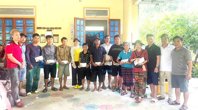 Các suất quà thiết thực của các đơn vị, đoàn thiện nguyện kịp thời trao đến tay bà con nhân dân vùng lũ Nghệ An. Ảnh: TTXVN phát Các suất quà thiết thực của các đơn vị, đoàn thiện nguyện kịp thời trao đến tay bà con nhân dân vùng lũ Nghệ An. Ảnh: TTXVN phát