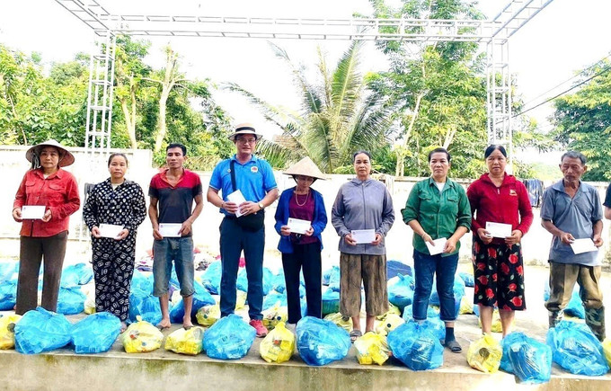 Các suất quà ý nghĩa được trao đến tay người dân vùng lũ Nghệ An. Ảnh: TTXVN phát Các suất quà ý nghĩa được trao đến tay người dân vùng lũ Nghệ An. Ảnh: TTXVN phát