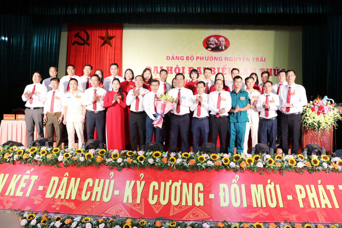 Đồng chí Phạm Văn Thép, Ủy viên Ban Thường vụ Thành ủy, Giám đốc Sở Khoa học và Công nghệ thành phố Hải Phòng tặng hoa chúc mừng Ban Chấp hành Đảng bộ phường Nguyễn Trãi. Ảnh: Mạnh Tú/TTXVN Đồng chí Phạm Văn Thép, Ủy viên Ban Thường vụ Thành ủy, Giám đốc Sở Khoa học và Công nghệ thành phố Hải Phòng tặng hoa chúc mừng Ban Chấp hành Đảng bộ phường Nguyễn Trãi. Ảnh: Mạnh Tú/TTXVN