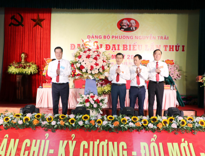 Đồng chí Phạm Văn Thép, Ủy viên Ban Thường vụ Thành ủy, Giám đốc Sở Khoa học và Công nghệ tặng hoa chúc mừng Đại hội. Ảnh: Mạnh Tú/TTXVN Đồng chí Phạm Văn Thép, Ủy viên Ban Thường vụ Thành ủy, Giám đốc Sở Khoa học và Công nghệ tặng hoa chúc mừng Đại hội. Ảnh: Mạnh Tú/TTXVN