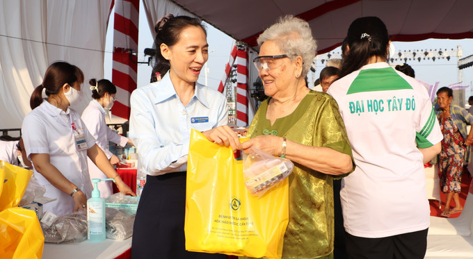 Tặng quà Tết cho người dân trong buổi khám bệnh, cấp thuốc miễn phí dịp Tết Quân dân 2026.