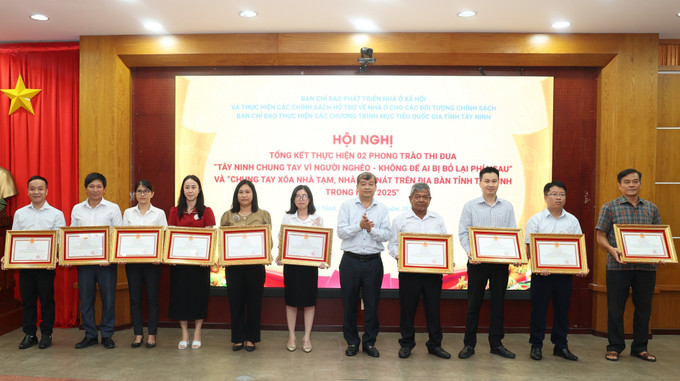Tặng Bằng khen của Chủ tịch UBND tỉnh Tây Ninh cho các cá nhân, tập thể có thành tích xuất sắc. Tặng Bằng khen của Chủ tịch UBND tỉnh Tây Ninh cho các cá nhân, tập thể có thành tích xuất sắc.