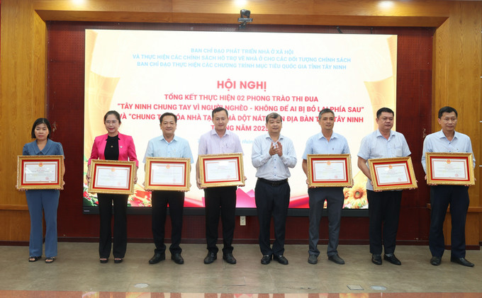 Tặng Bằng khen của Chủ tịch UBND tỉnh Tây Ninh cho các cá nhân, tập thể có thành tích xuất sắc. Tặng Bằng khen của Chủ tịch UBND tỉnh Tây Ninh cho các cá nhân, tập thể có thành tích xuất sắc.