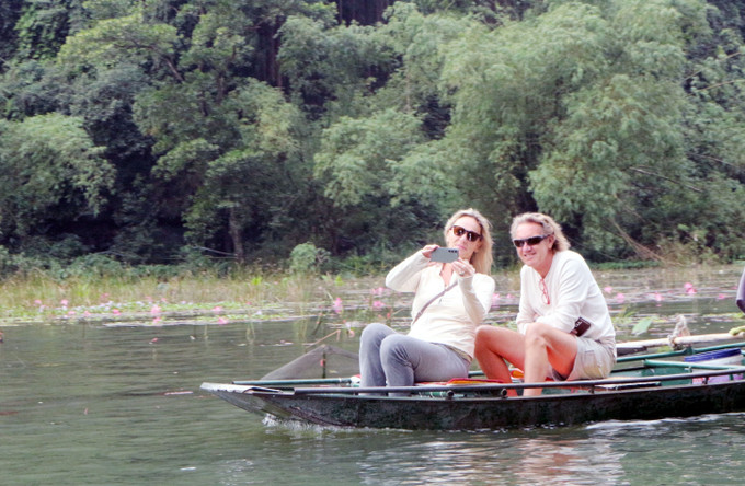 Du khách quốc tế check-in tại khu du lịch Tam Cốc.