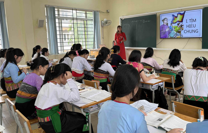 Tiết học lịch sử ở lớp 8B - trường Phổ thông DTNT THCS huyện Ngọc Lặc với những hình ảnh trực quan sinh động nhờ ứng dụng công nghệ thông tin. Ảnh minh họa: Việt Hoàng/TTXVN giao-duc-19052025-01.jpg
