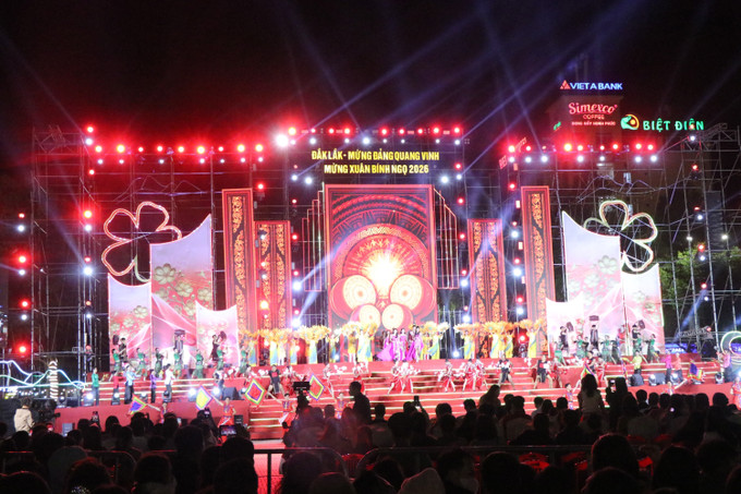 Đèn hoa rực rỡ, hệ thống chiếu sáng được trang trí công phu đã tạo nên bức tranh đêm giao thừa lung linh, ấm áp.