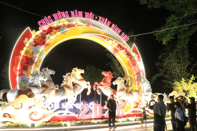 Người dân cùng gia đình, bạn bè du Xuân, ghi lại những khoảnh khắc đáng nhớ trong thời khắc chuyển giao thiêng liêng giữa năm cũ và năm mới.