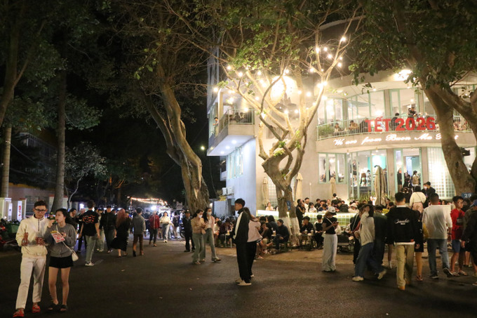 Các tuyến đường tại khu vực Quảng trường 10/3 (phường Buôn Ma Thuột) đông kín người dân và du khách.