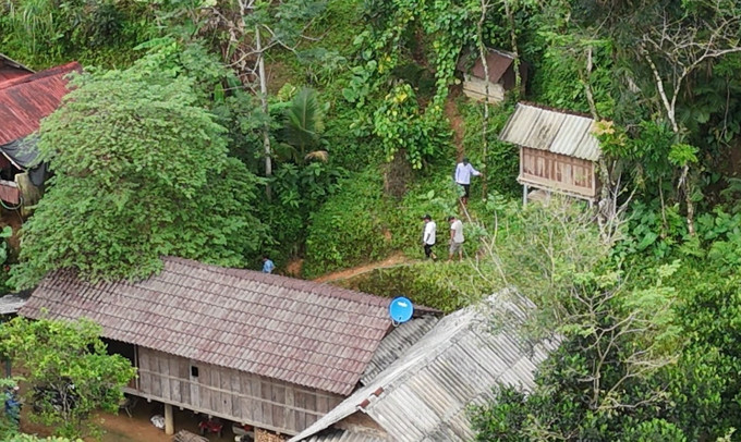 Cán bộ xã Ba Dinh kiểm tra điểm sạt lở núi ở thôn Gò Khôn. Cán bộ xã Ba Dinh kiểm tra điểm sạt lở núi ở thôn Gò Khôn.
