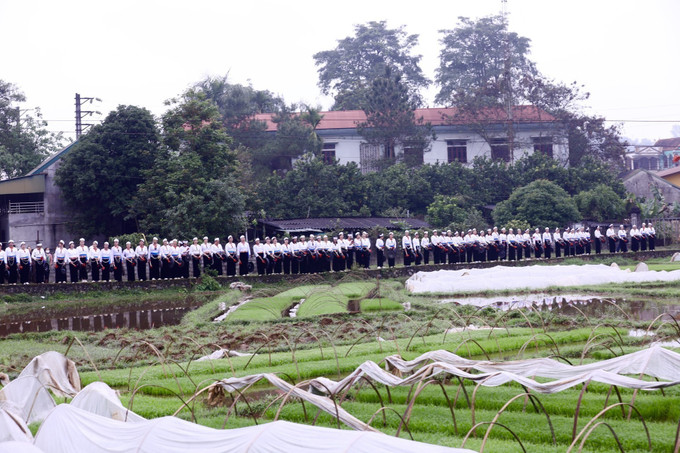 Đông đảo các nghệ nhân đánh chiêng mường trên cánh đồng trong nghi thức xuống đồng tại lễ hội. Ảnh: Trọng Đạt/TTXVN