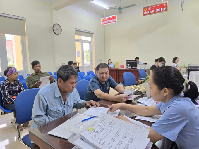 Bên cạnh những thuận lợi, nhiều người cao tuổi gặp khó khăn khi thực hiện các dịch vụ công trực tuyến, cần cán bộ hỗ trợ. Ảnh tư liệu: Thanh Vân/TTXVN