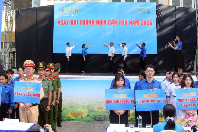 Lãnh đạo thành phố Cần Thơ bấm nút khởi động Ngày hội Thanh niên Cần Thơ năm 2025. Lãnh đạo thành phố Cần Thơ bấm nút khởi động Ngày hội Thanh niên Cần Thơ năm 2025.