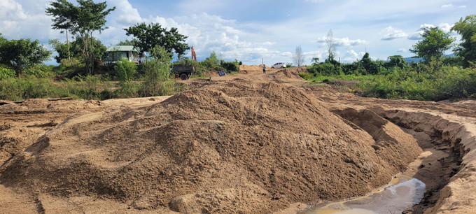 Hoạt động khai thác cát tại mỏ cát Gia Duy vẫn diễn ra liên tục sau khi chính quyền địa phương yêu cầu tạm dừng. Ảnh: Hoài Nam/TTXVN Hoạt động khai thác cát tại mỏ cát Gia Duy vẫn diễn ra liên tục sau khi chính quyền địa phương yêu cầu tạm dừng. Ảnh: Hoài Nam/TTXVN