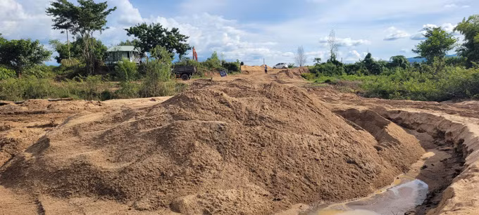 Hoạt động khai thác cát tại mỏ cát Gia Duy vẫn diễn ra liên tục sau khi chính quyền địa phương yêu cầu tạm dừng. Ảnh: Hoài Nam/TTXVN