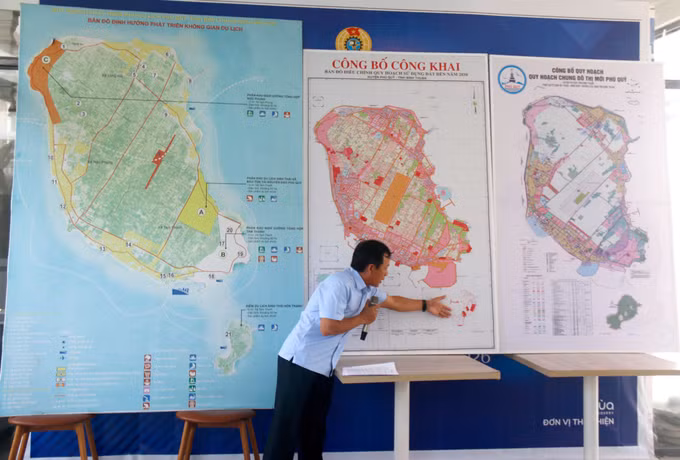 Ông Lê Hồng Lợi, Chủ tịch UBND Phú Quý giới thiệu quy hoạch phát triển kinh tế tại đặc khu.