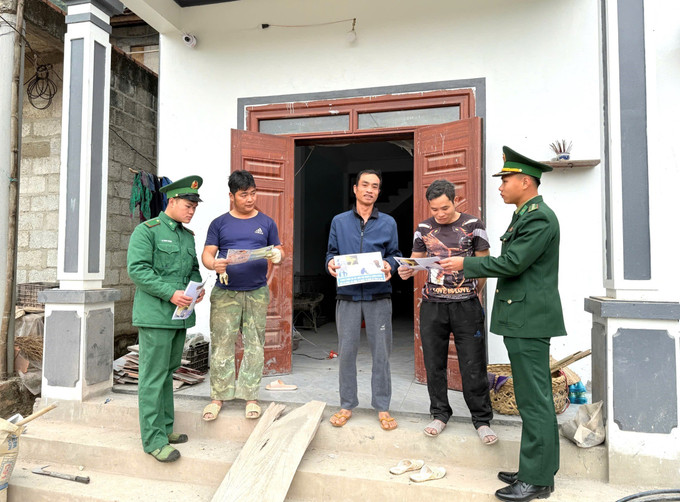 Trung úy Hoàng Trung Kiên tuyên truyền pháp luật cho đồng bào khu vực biên giới.